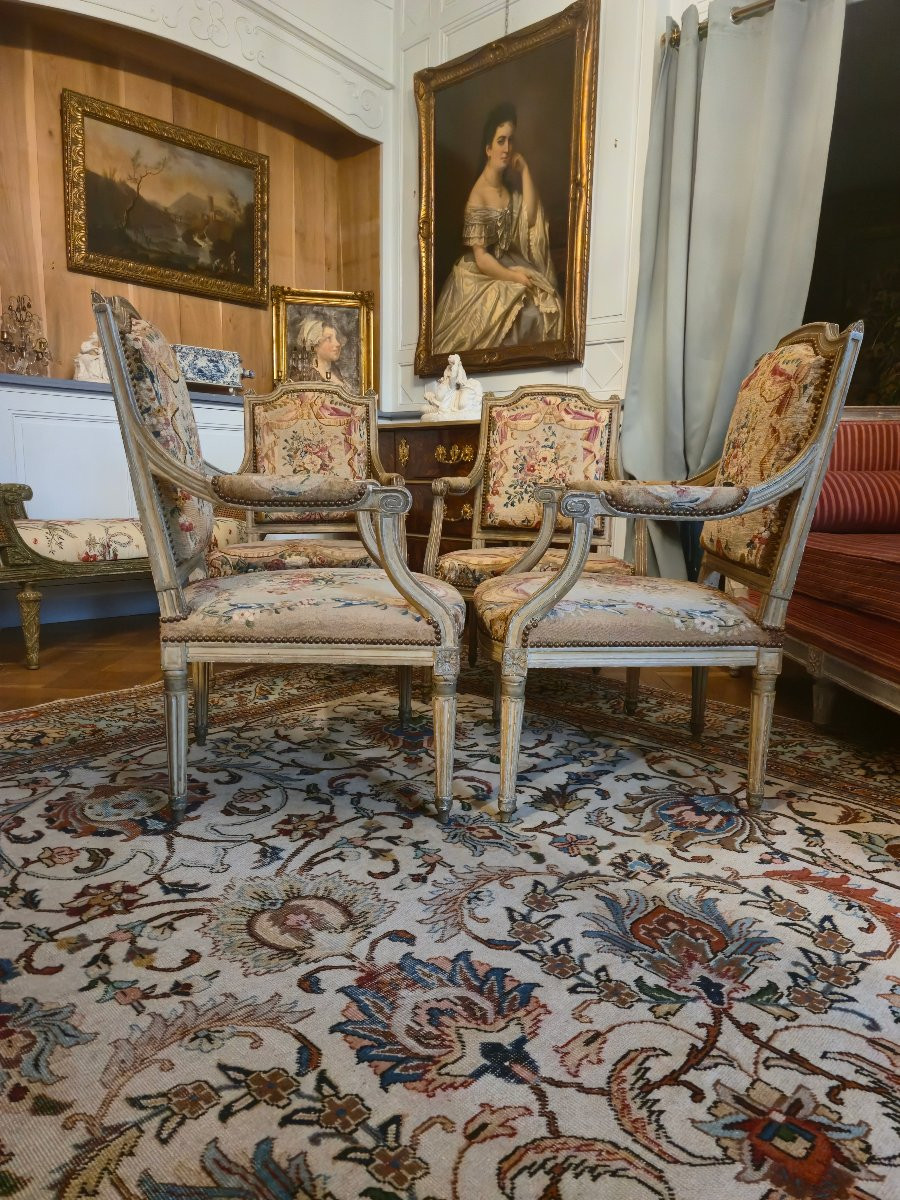 Suite de quatre fauteuils d’époque Louis XVI peint, garnis de leurs tapisseries de Beauvais.-photo-2