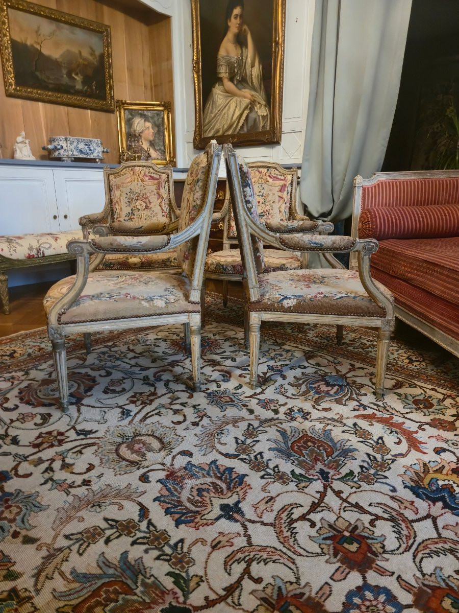 Suite de quatre fauteuils d’époque Louis XVI peint, garnis de leurs tapisseries de Beauvais.-photo-4