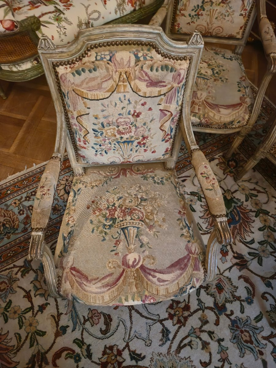 Suite de quatre fauteuils d’époque Louis XVI peint, garnis de leurs tapisseries de Beauvais.-photo-1