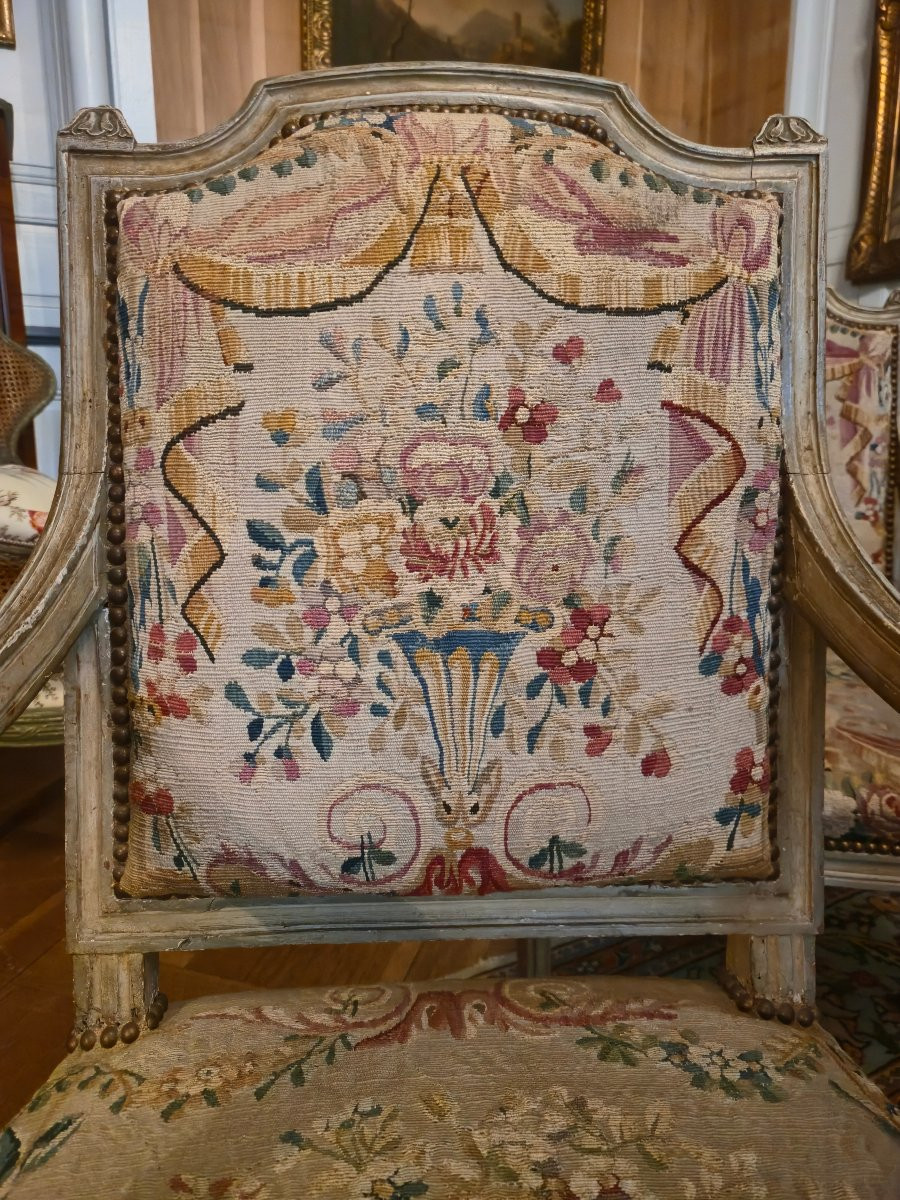 Suite de quatre fauteuils d’époque Louis XVI peint, garnis de leurs tapisseries de Beauvais.-photo-2
