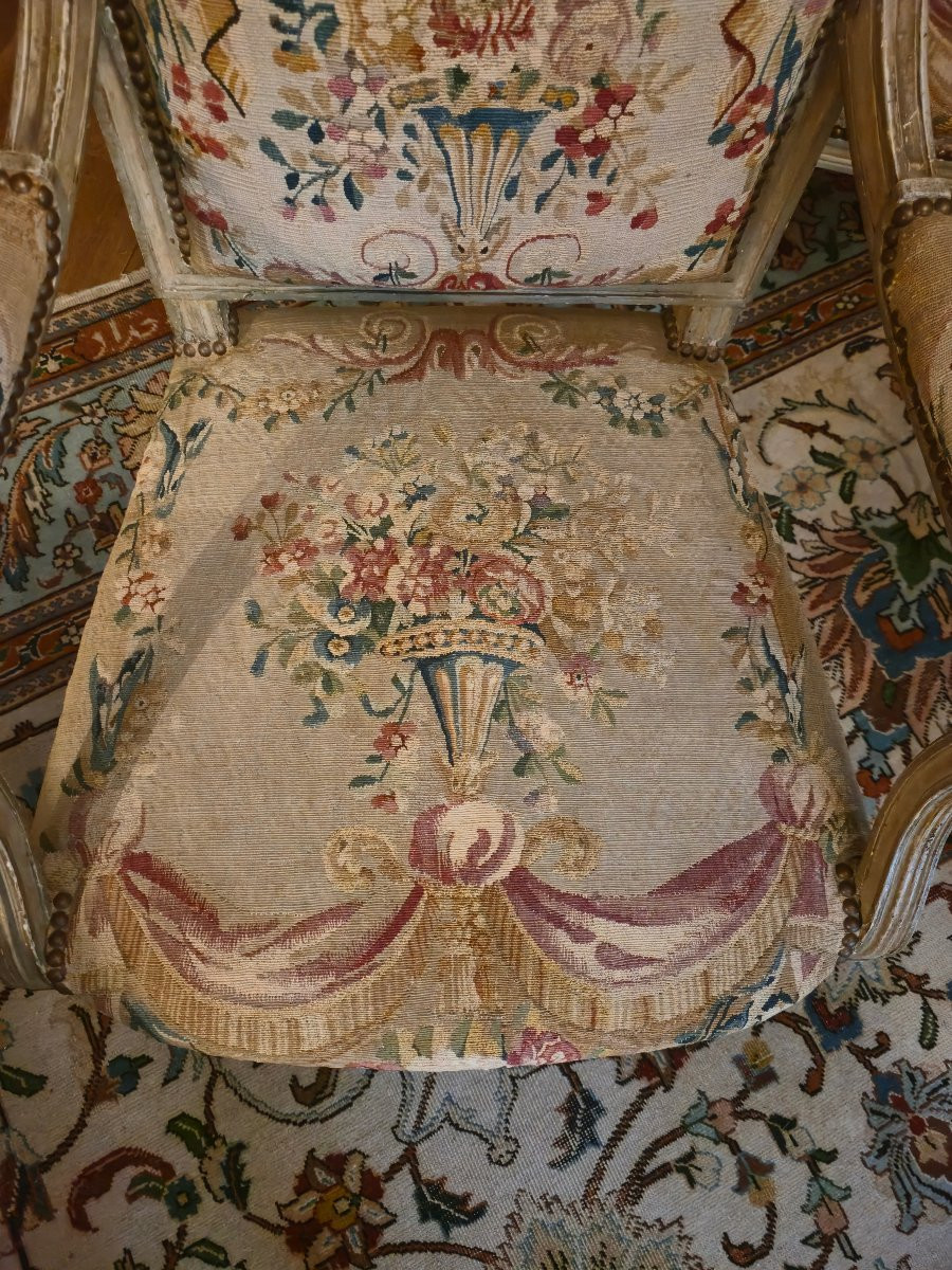 Suite de quatre fauteuils d’époque Louis XVI peint, garnis de leurs tapisseries de Beauvais.-photo-3