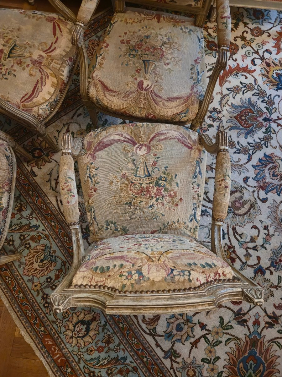Suite de quatre fauteuils d’époque Louis XVI peint, garnis de leurs tapisseries de Beauvais.-photo-4