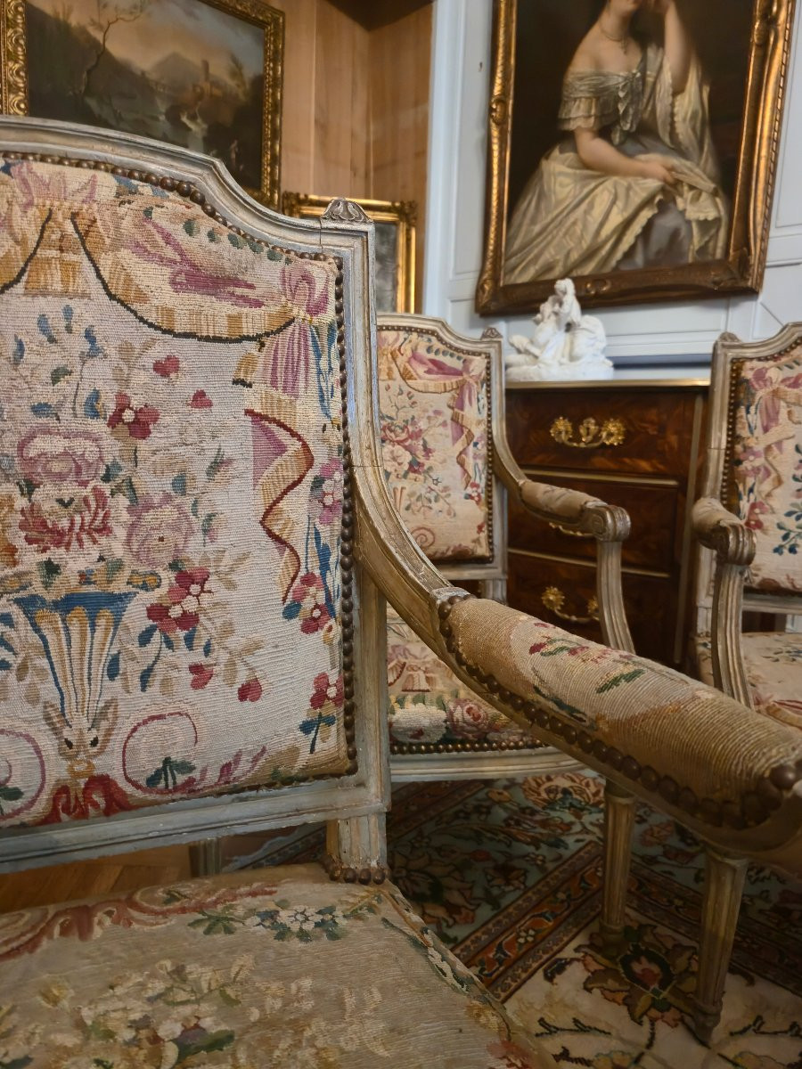 Suite de quatre fauteuils d’époque Louis XVI peint, garnis de leurs tapisseries de Beauvais.-photo-5