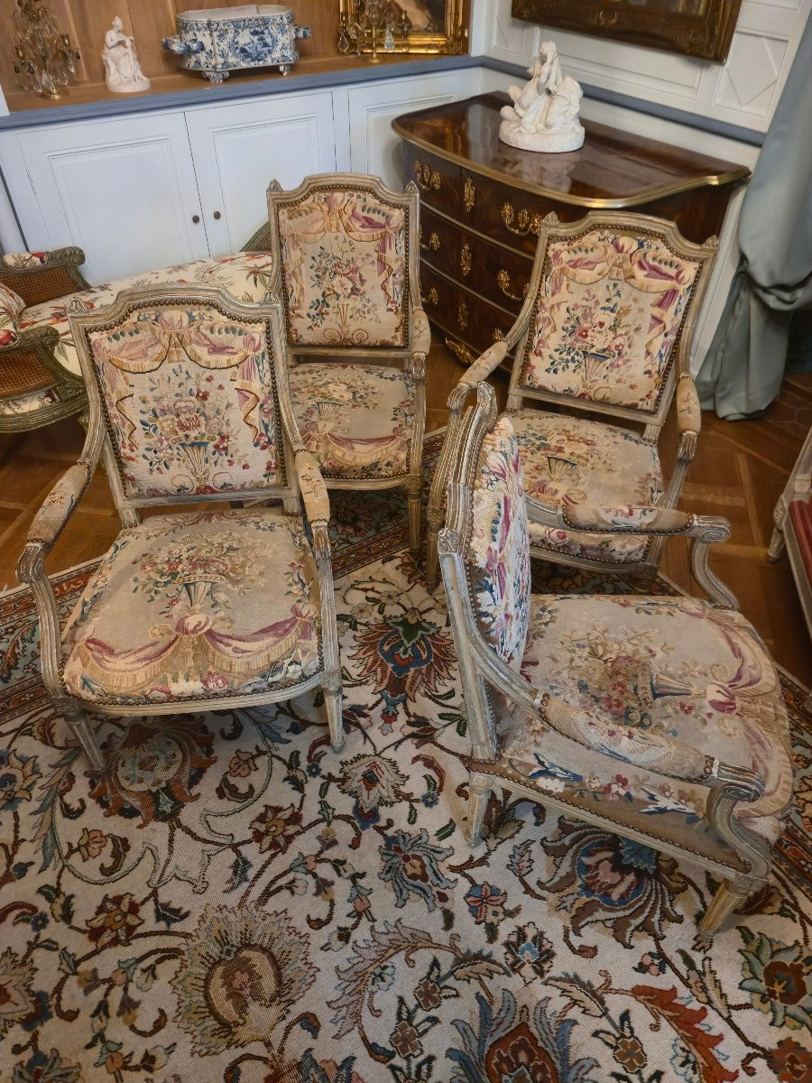 Suite de quatre fauteuils d’époque Louis XVI peint, garnis de leurs tapisseries de Beauvais.-photo-7