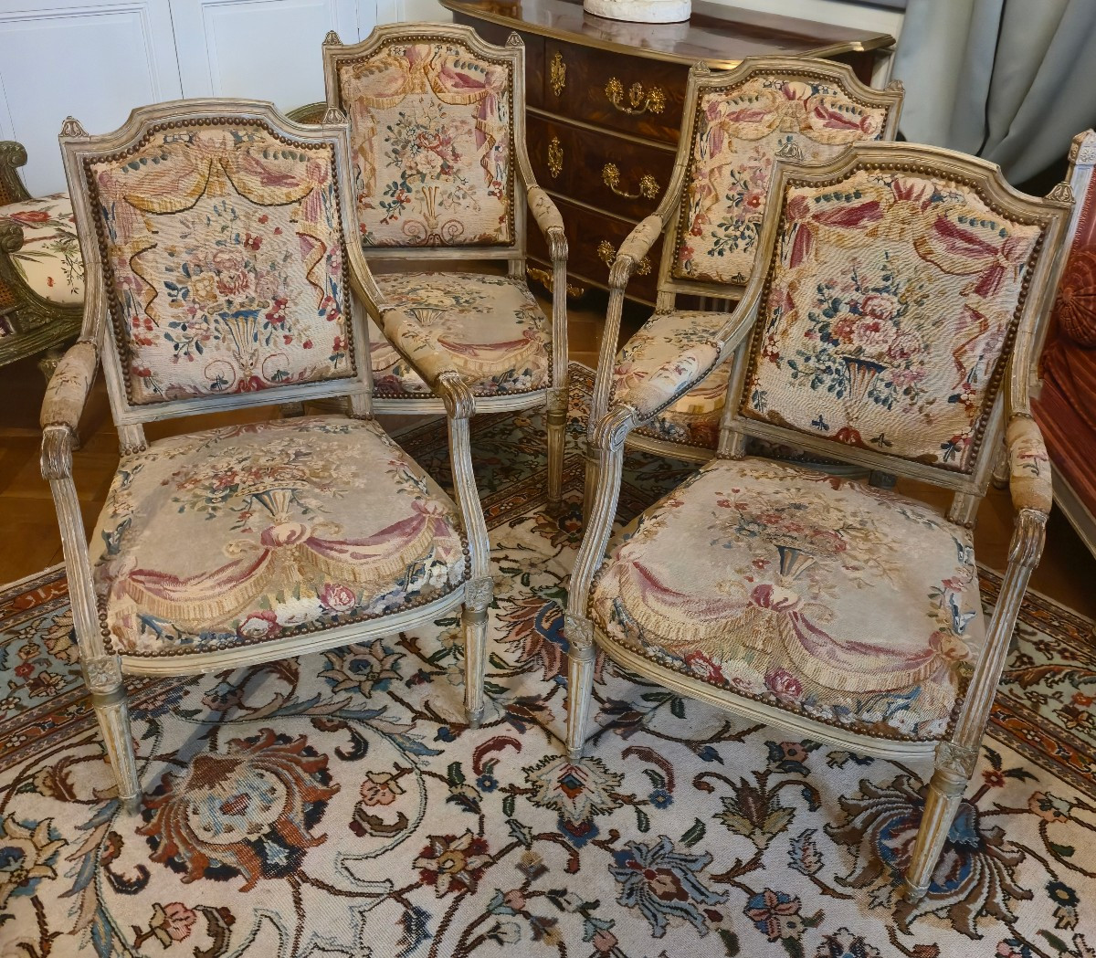 Suite de quatre fauteuils d’époque Louis XVI peint, garnis de leurs tapisseries de Beauvais.