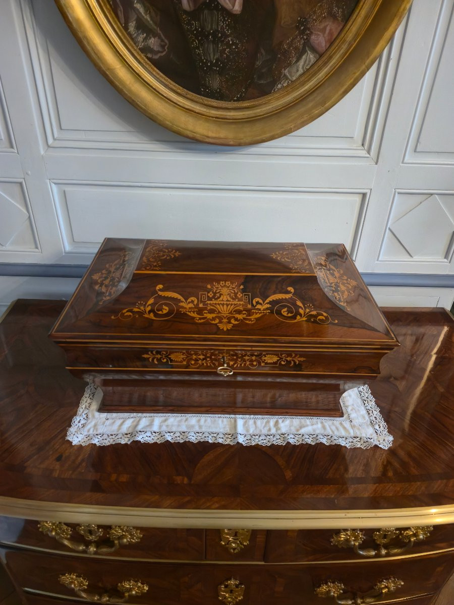 Grand coffret de forme sarcophage en palissandre et marqueterie de houx Époque Restauration.-photo-2