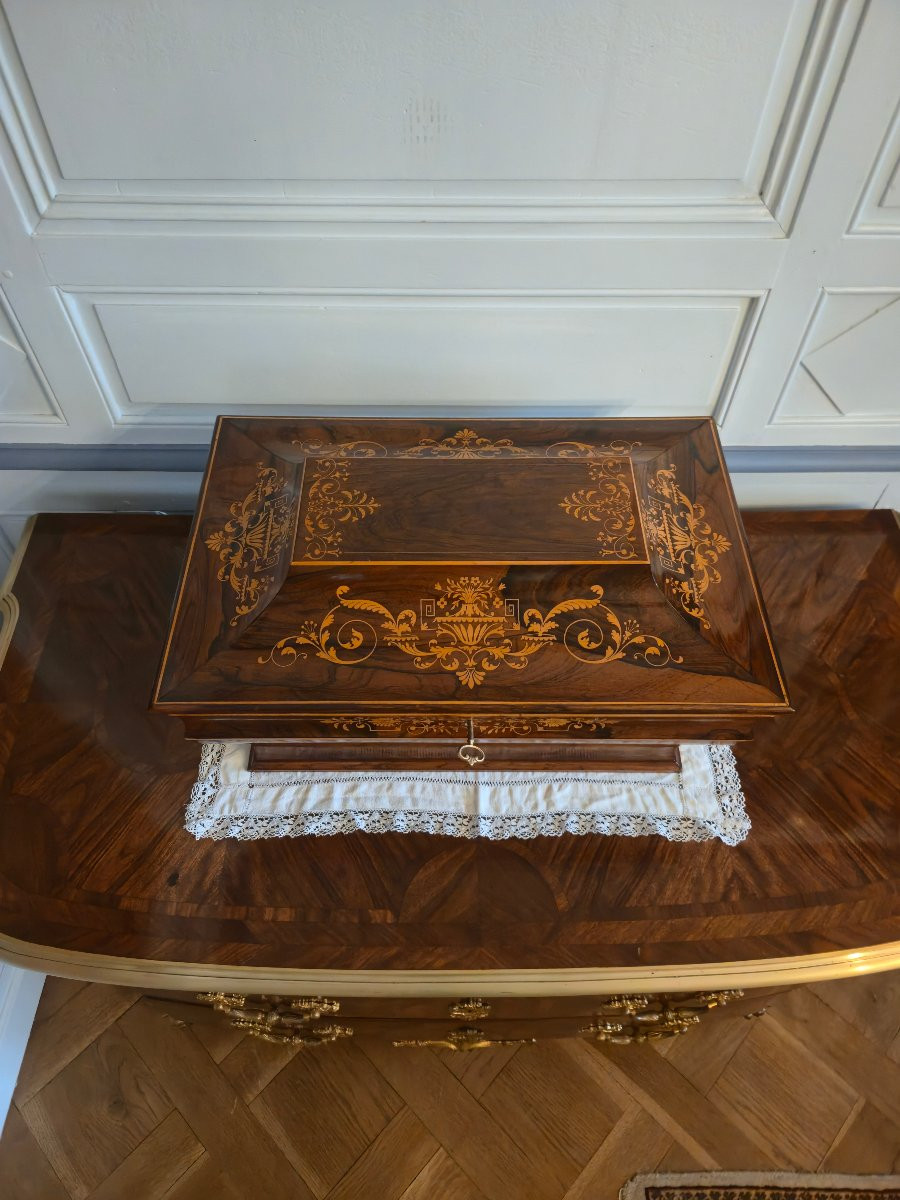 Grand coffret de forme sarcophage en palissandre et marqueterie de houx Époque Restauration.-photo-3
