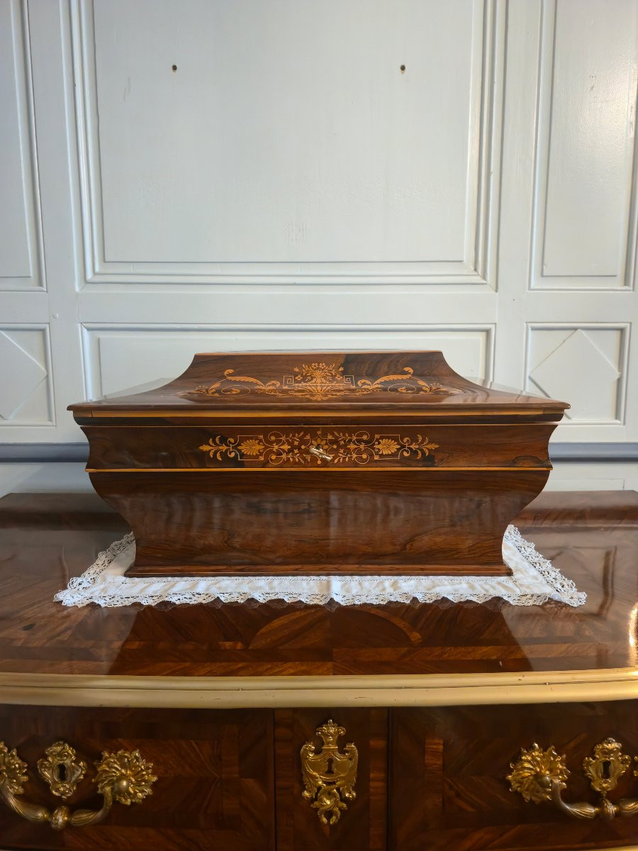 Grand coffret de forme sarcophage en palissandre et marqueterie de houx Époque Restauration.-photo-4