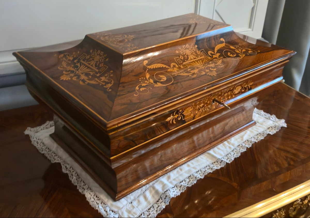 Grand coffret de forme sarcophage en palissandre et marqueterie de houx Époque Restauration.