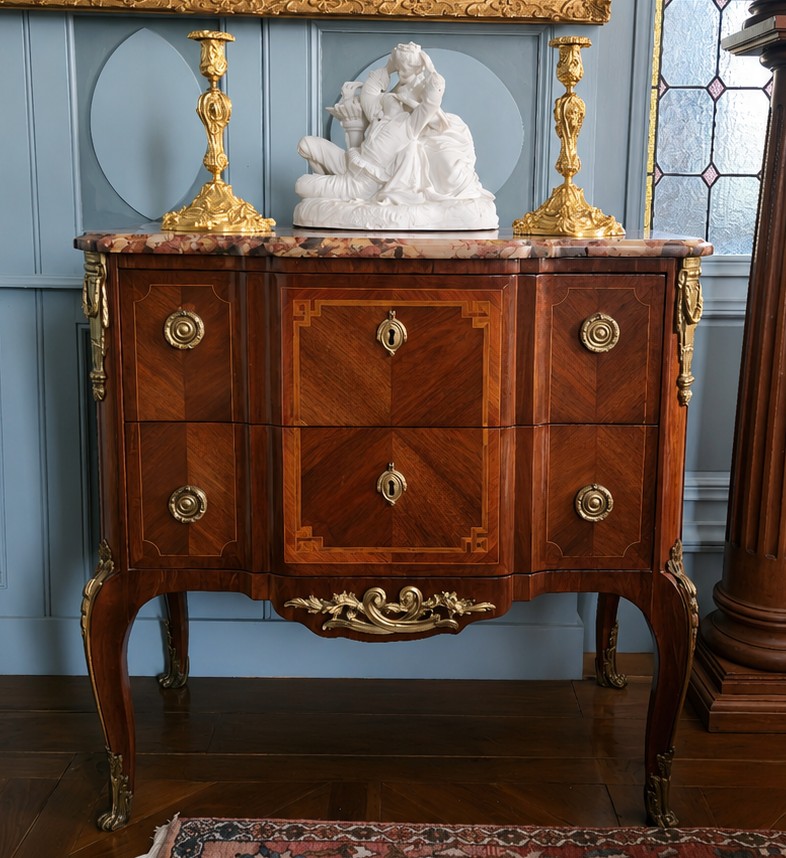 Commode d’entre-deux à la grecque d’époque Louis XV estampillée Montigny. 