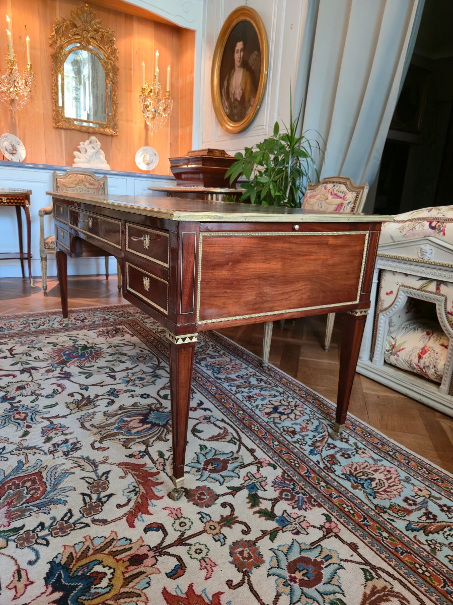 Grand bureau plat d'epoque louis XVI en acajou et bronze doré, Paris vers 1780.  -photo-1