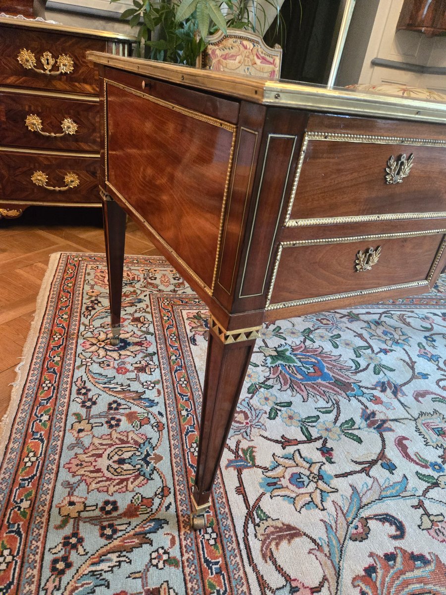 Grand bureau plat d'epoque louis XVI en acajou et bronze doré, Paris vers 1780.  -photo-3