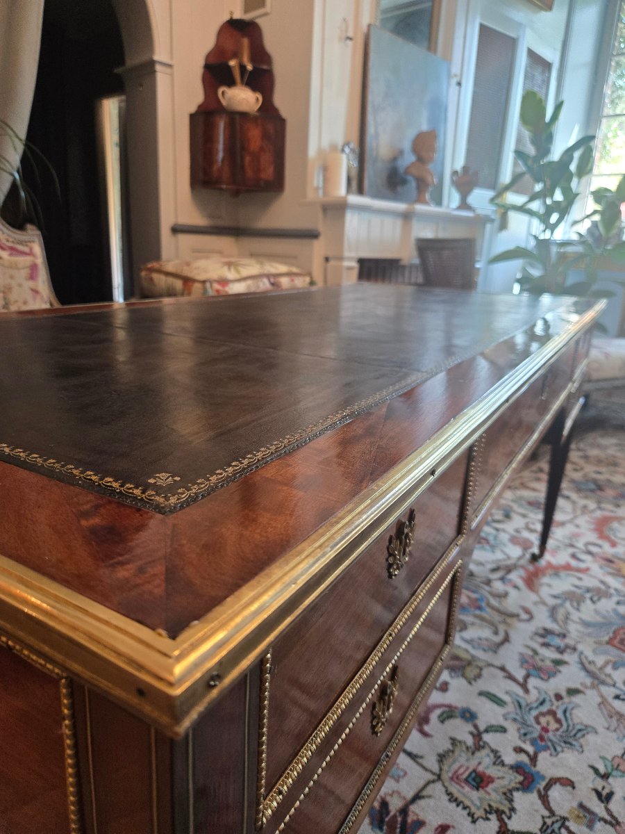Grand bureau plat d'epoque louis XVI en acajou et bronze doré, Paris vers 1780.  -photo-4