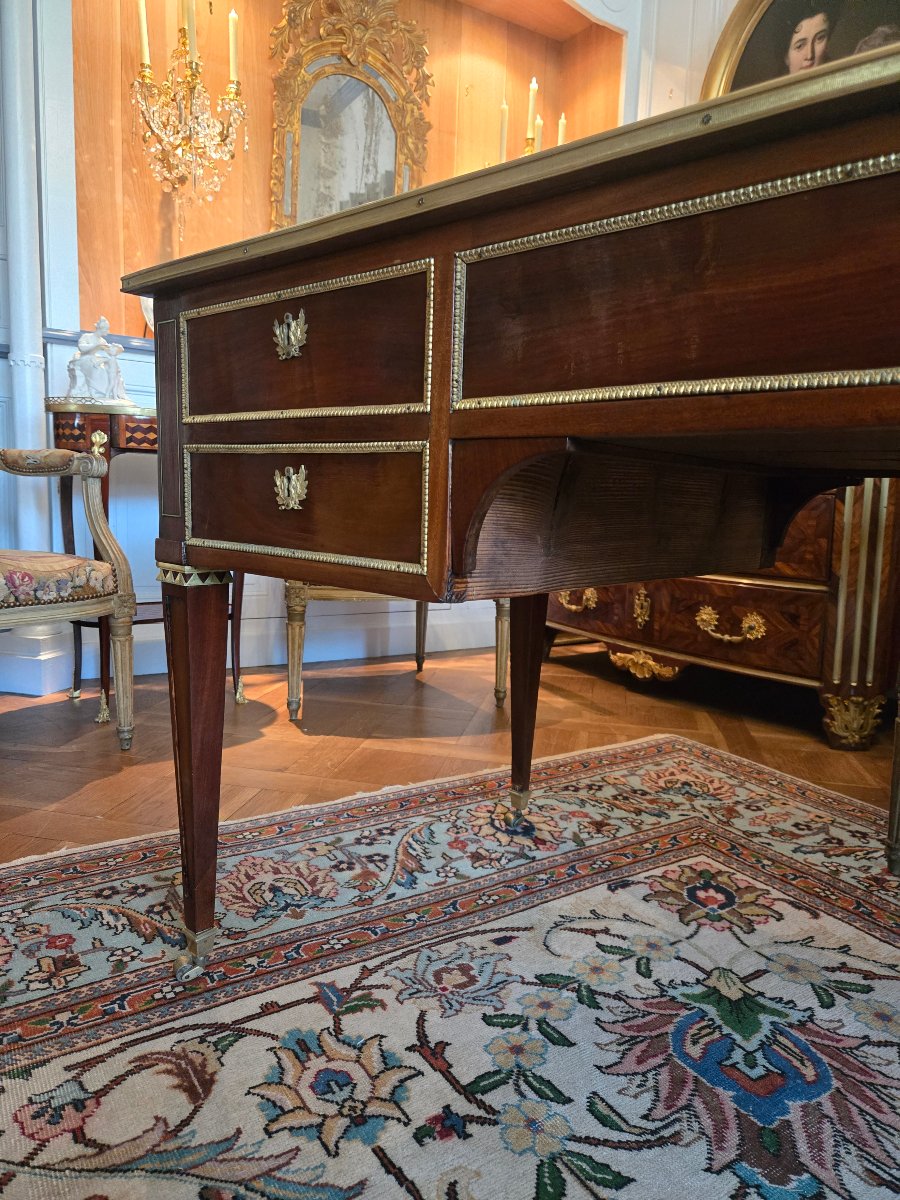 Grand bureau plat d'epoque louis XVI en acajou et bronze doré, Paris vers 1780.  -photo-6