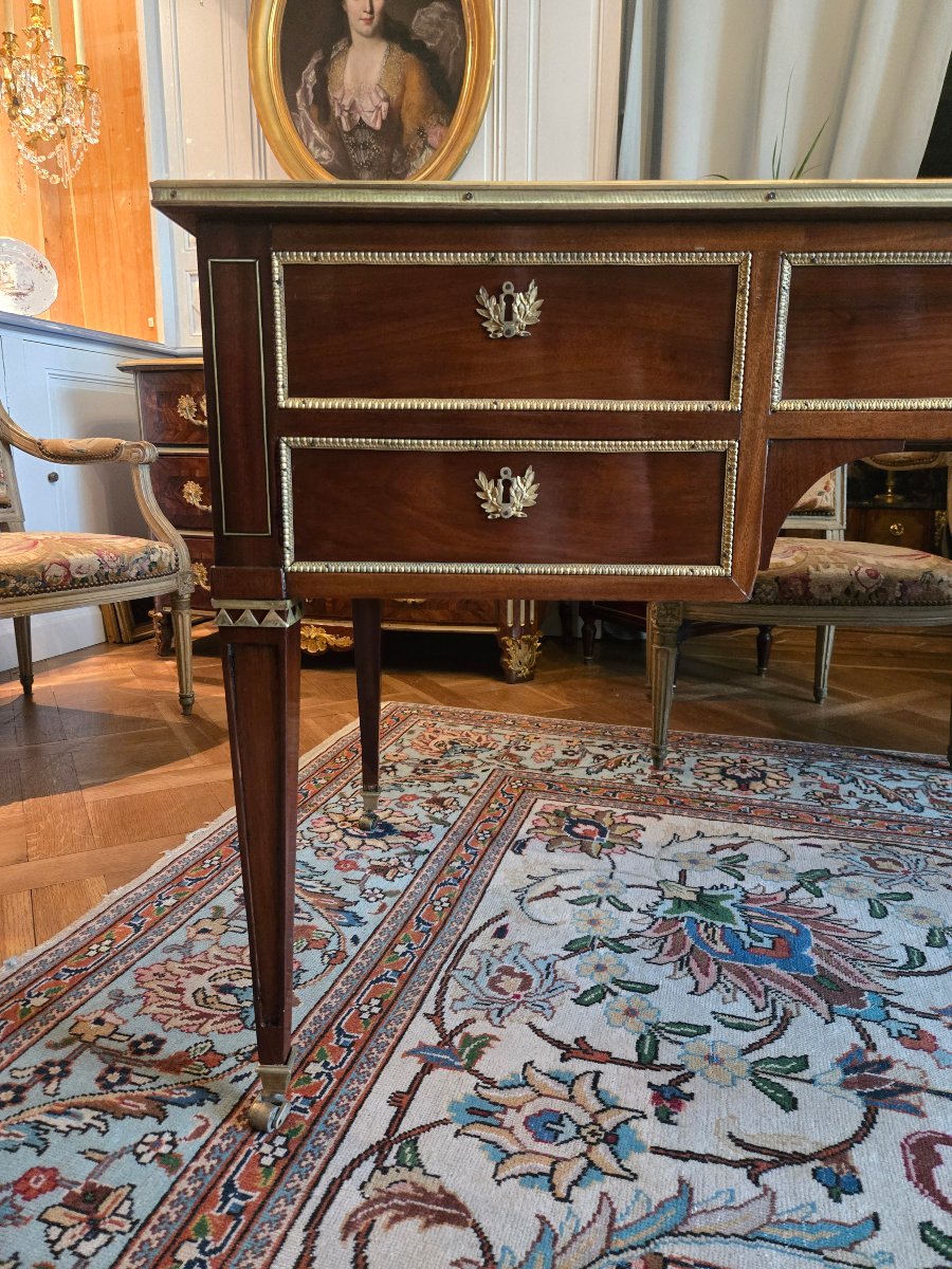 Grand bureau plat d'epoque louis XVI en acajou et bronze doré, Paris vers 1780.  -photo-7