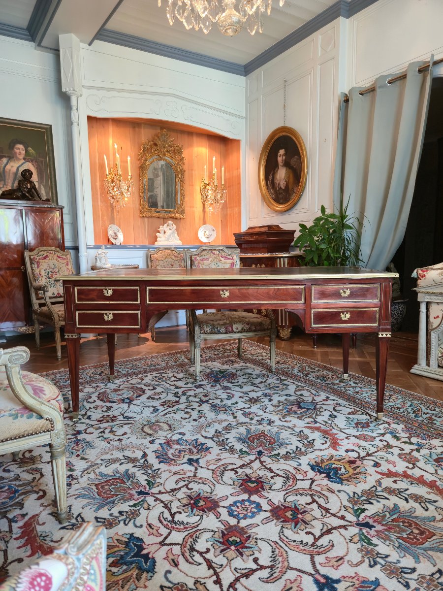 Grand bureau plat d'epoque louis XVI en acajou et bronze doré, Paris vers 1780.  -photo-8