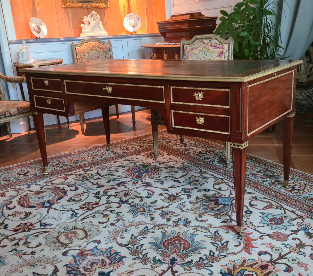 Grand bureau plat d'epoque louis XVI en acajou et bronze doré, Paris vers 1780.  