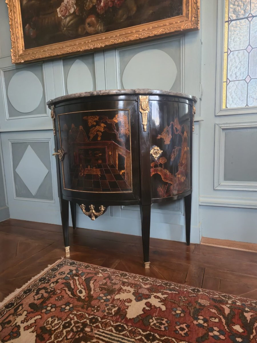 Commode d'entre-deux Louis XVI en vernis noir chinoisant, estampille apocryphe Popsel.  