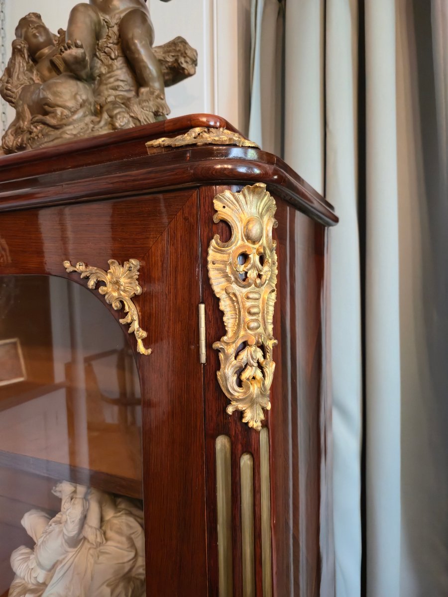 Bibliothèque trois-quarts d'époque Régence en placage de palissandre, remaniée au XIXe siècle. -photo-3