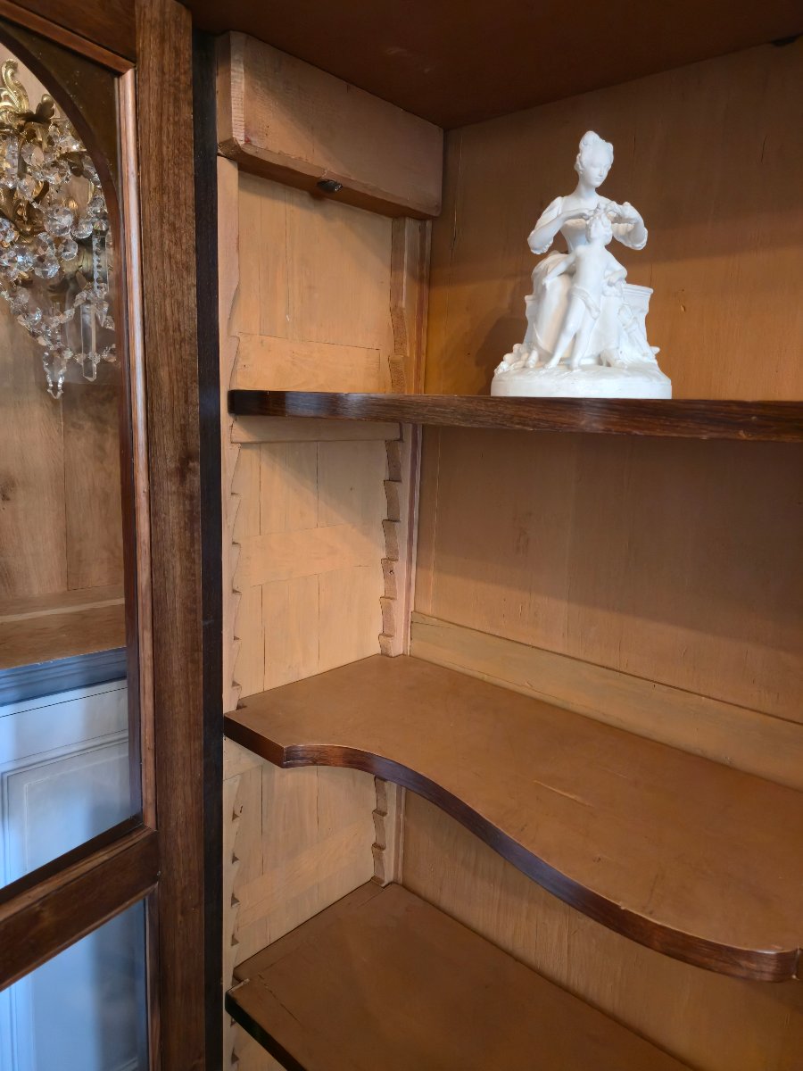 Bibliothèque trois-quarts d'époque Régence en placage de palissandre, remaniée au XIXe siècle. -photo-8