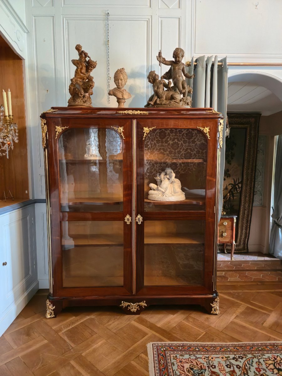 Bibliothèque trois-quarts d'époque Régence en placage de palissandre, remaniée au XIXe siècle. 