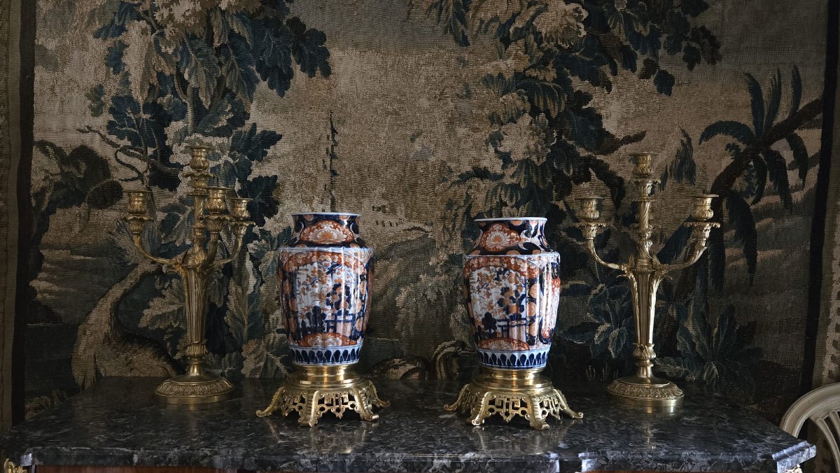 Paire de vases Imari d'époque Meiji, montés sur socles en bronze, XIXe  