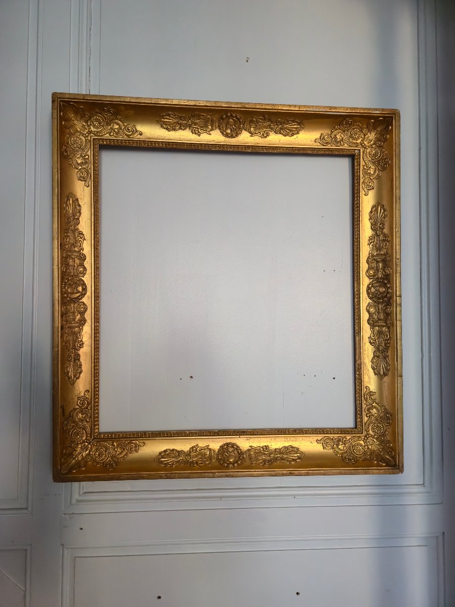 Cadre d'époque Consulat à riche décor néoclassique dans le goût de Percier et Fontaine.   