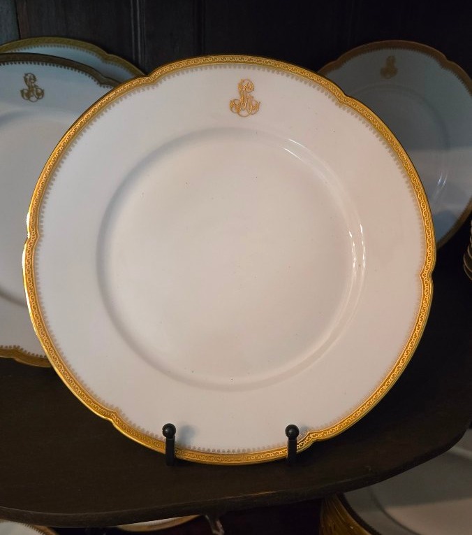 Service de table en porcelaine de Limoges Théodore Haviland, décor or et monogramme