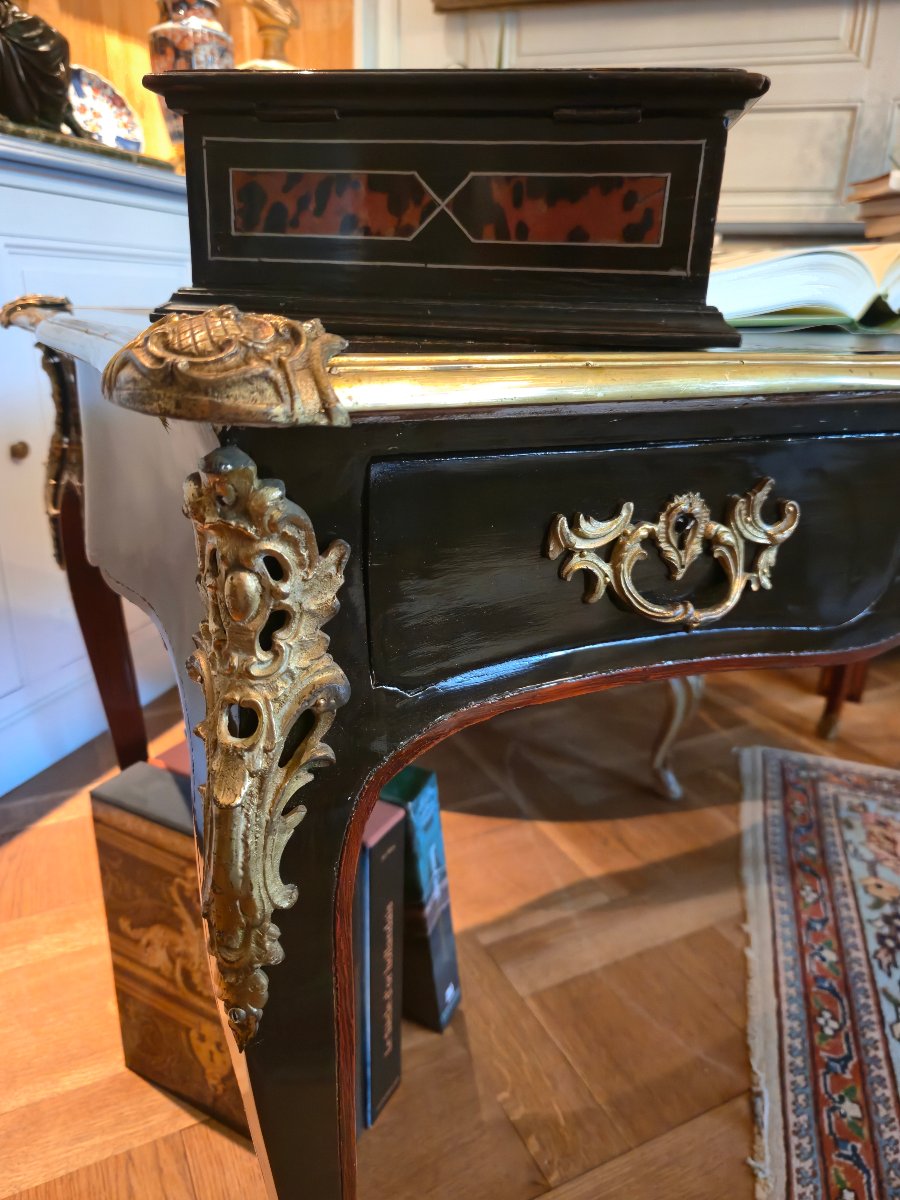 Bureau plat double face de style Louis XV en laque noire et rouge, fin du XIXe siècle.  -photo-1