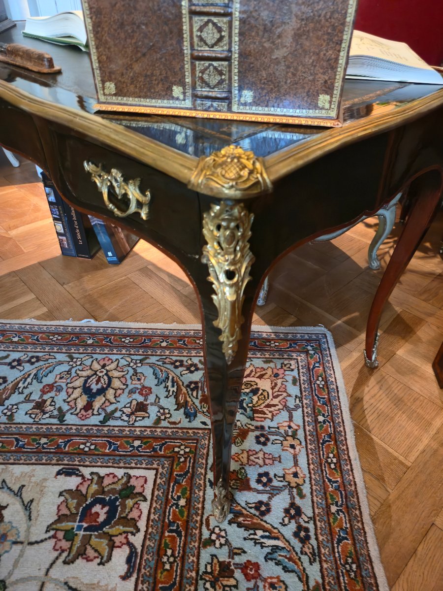 Bureau plat double face de style Louis XV en laque noire et rouge, fin du XIXe siècle.  -photo-3