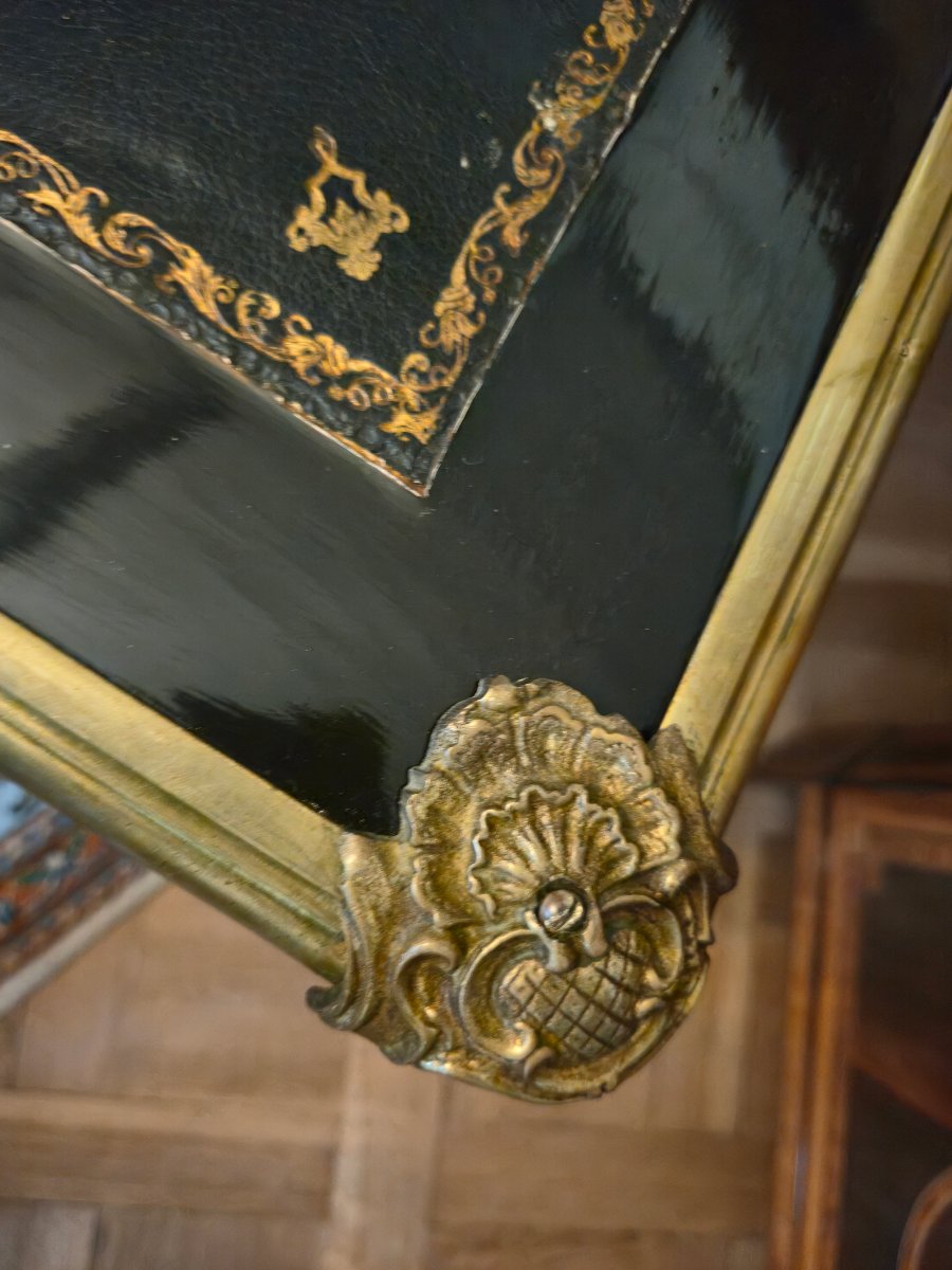 Bureau plat double face de style Louis XV en laque noire et rouge, fin du XIXe siècle.  -photo-5