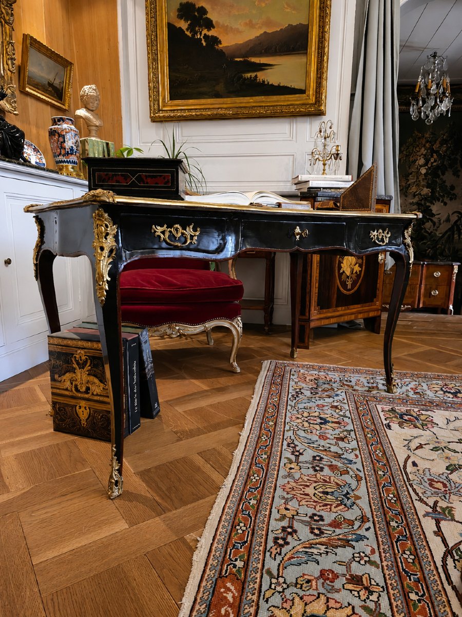 Bureau plat double face de style Louis XV en laque noire et rouge, fin du XIXe siècle.  