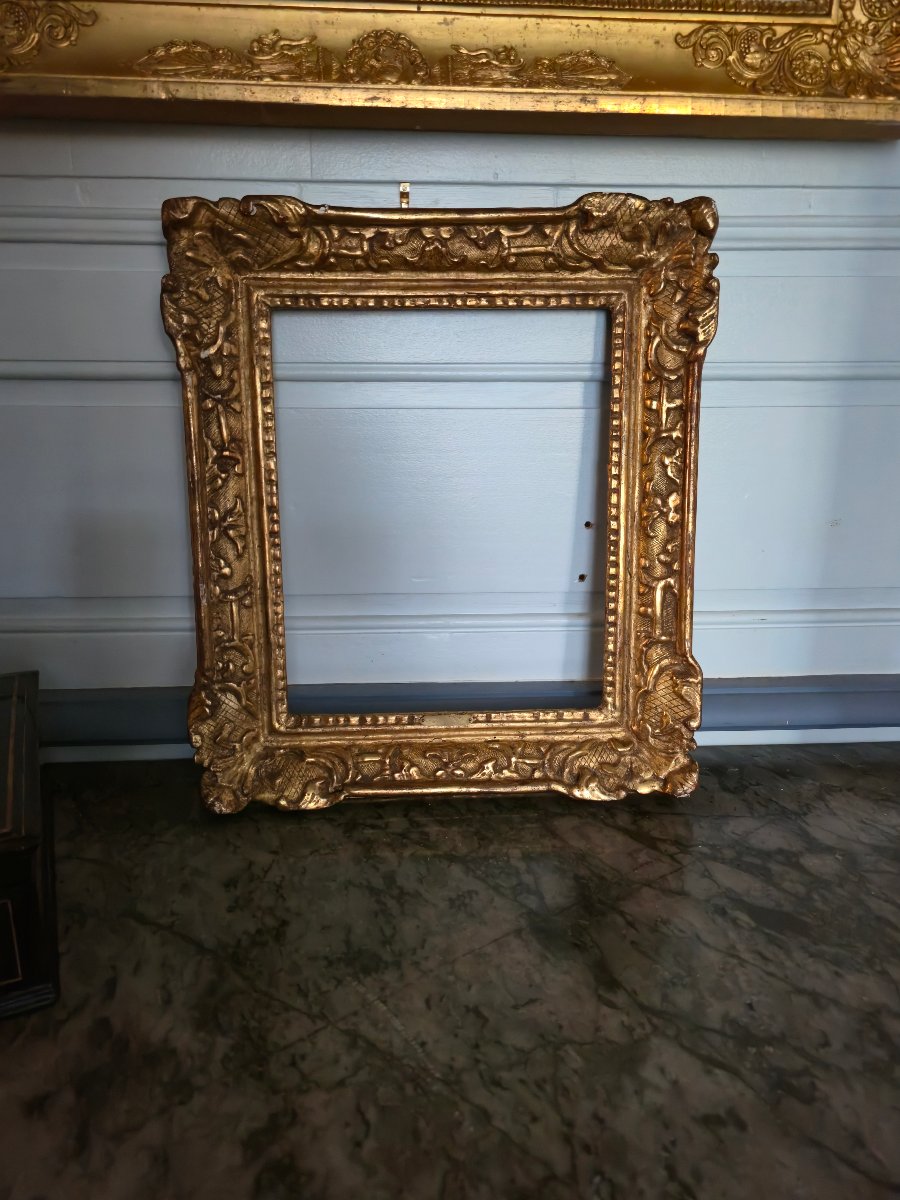 Cadre Louis XIV en chêne sculpté et doré, travail parisien, début XVIIIe siecle.   -photo-2