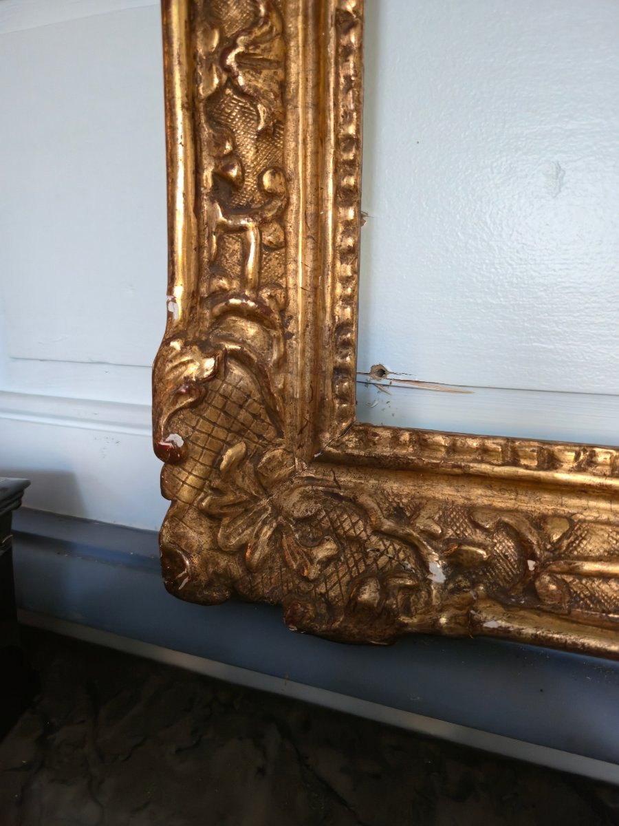Cadre Louis XIV en chêne sculpté et doré, travail parisien, début XVIIIe siecle.   -photo-1