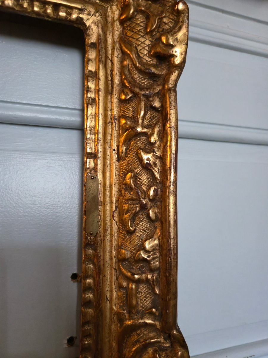 Cadre Louis XIV en chêne sculpté et doré, travail parisien, début XVIIIe siecle.   -photo-3