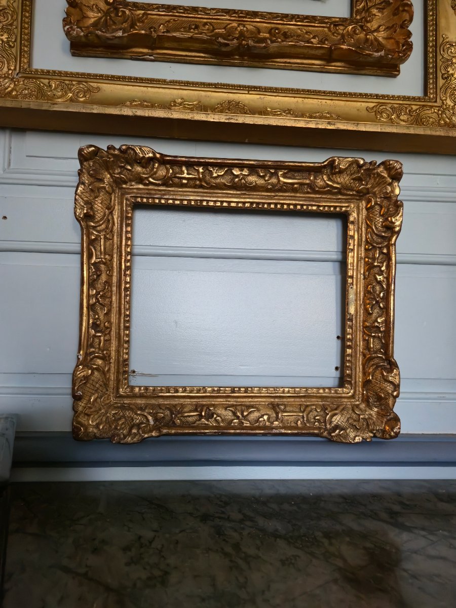 Cadre Louis XIV en chêne sculpté et doré, travail parisien, début XVIIIe siecle.   