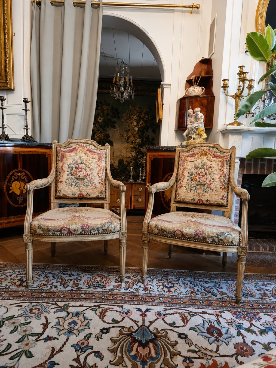 Paire de fauteuils à la reine d'époque Louis XVI, garnis de leur tapisserie de Beauvais.   