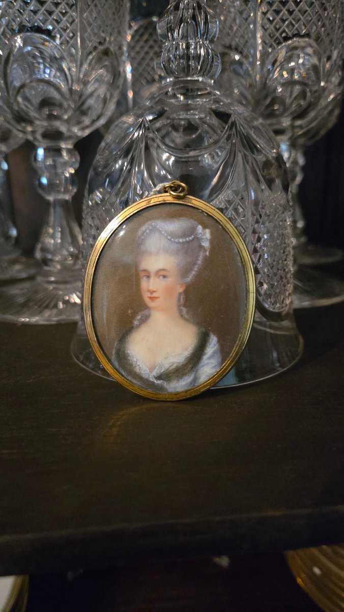 Miniature représentant une élégante de la fin du XVIIIe siècle-photo-1