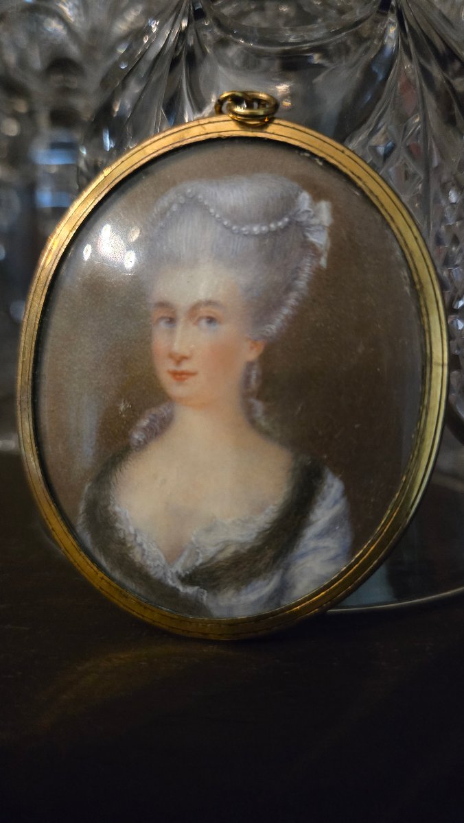 Miniature représentant une élégante de la fin du XVIIIe siècle