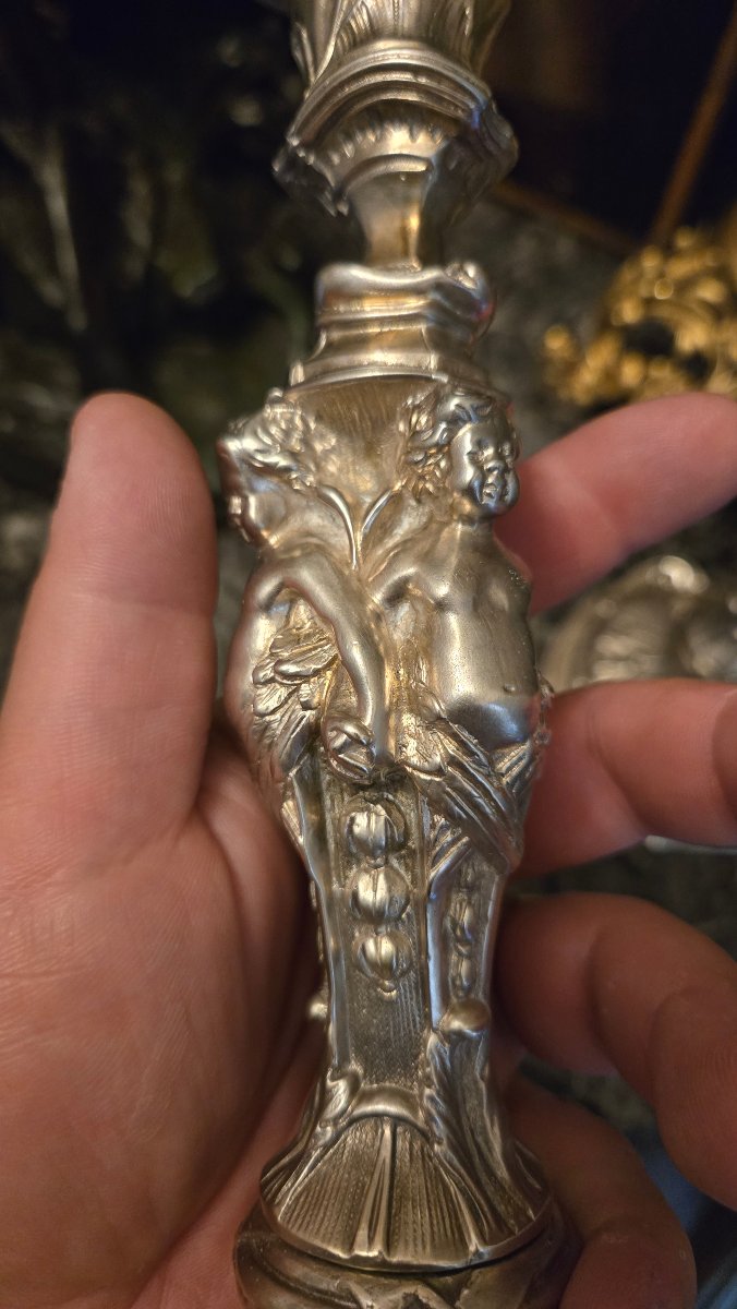 Paire de bougeoirs en bronze argenté avec décor de putti Époque Napoléon III, vers 1860-1880-photo-2