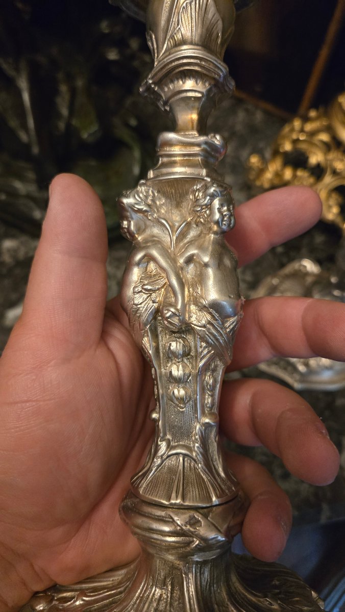 Paire de bougeoirs en bronze argenté avec décor de putti Époque Napoléon III, vers 1860-1880-photo-4
