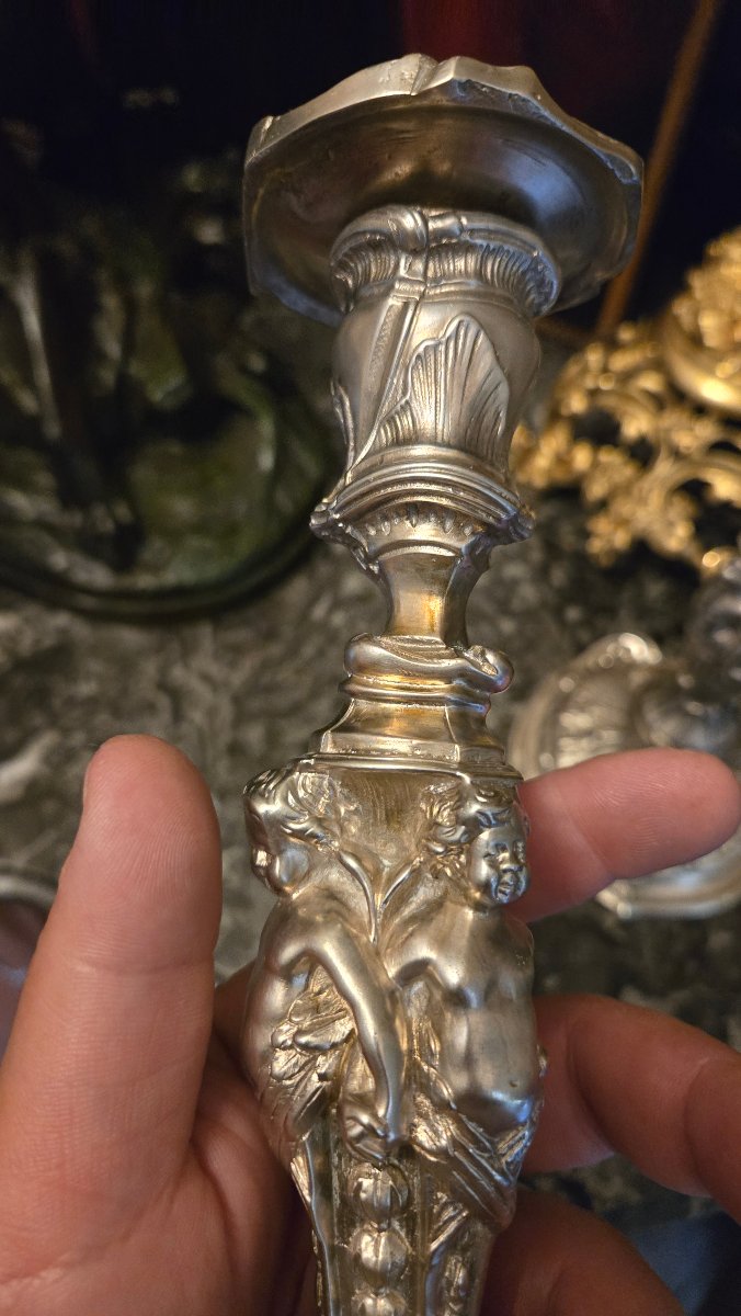 Paire de bougeoirs en bronze argenté avec décor de putti Époque Napoléon III, vers 1860-1880-photo-1