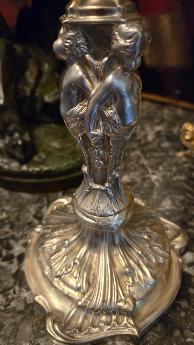 Paire de bougeoirs en bronze argenté avec décor de putti Époque Napoléon III, vers 1860-1880-photo-2
