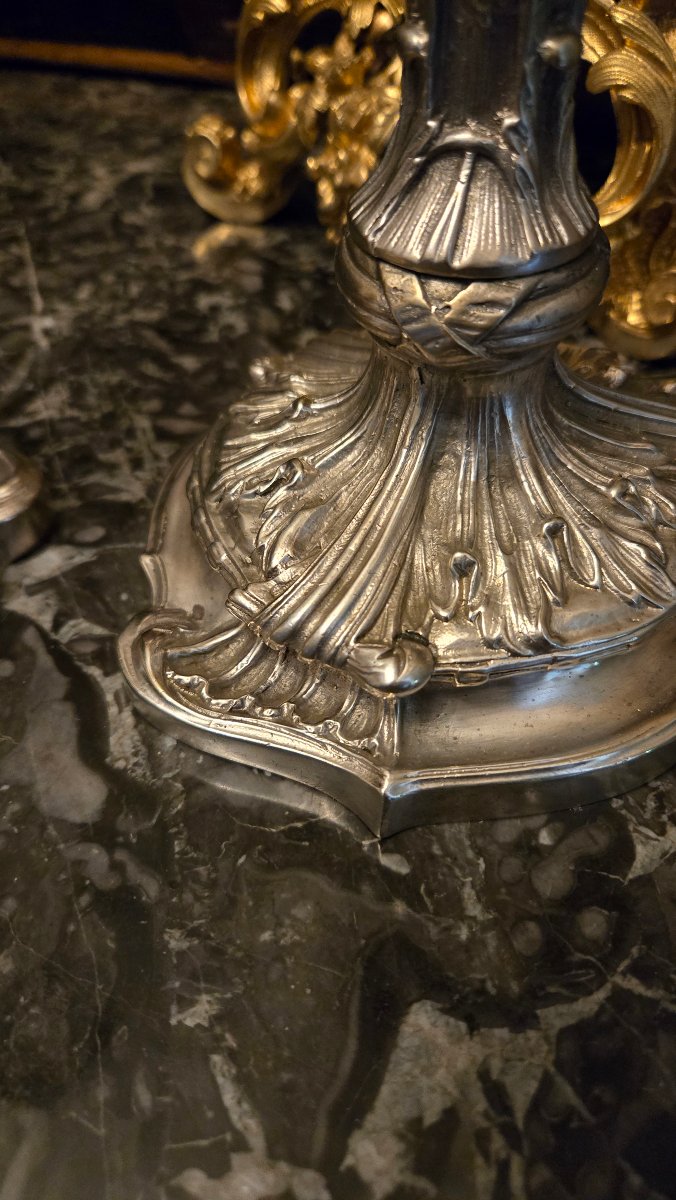 Paire de bougeoirs en bronze argenté avec décor de putti Époque Napoléon III, vers 1860-1880-photo-4