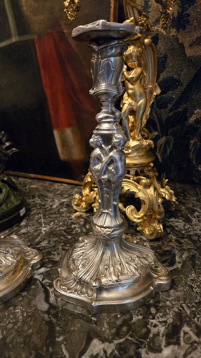 Paire de bougeoirs en bronze argenté avec décor de putti Époque Napoléon III, vers 1860-1880-photo-6