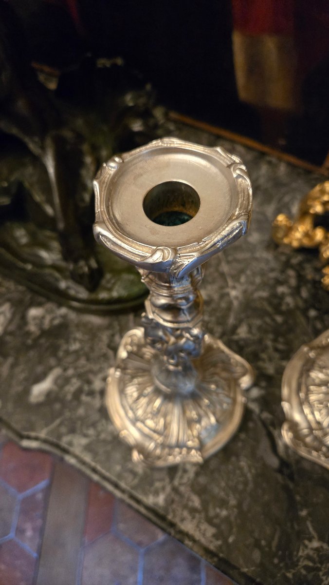 Paire de bougeoirs en bronze argenté avec décor de putti Époque Napoléon III, vers 1860-1880-photo-7