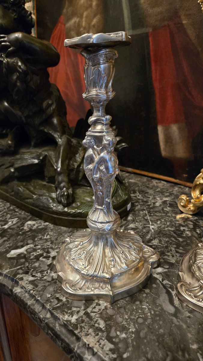 Paire de bougeoirs en bronze argenté avec décor de putti Époque Napoléon III, vers 1860-1880-photo-8