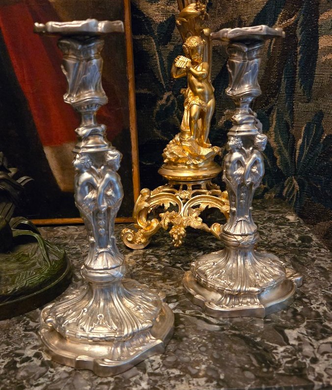 Paire de bougeoirs en bronze argenté avec décor de putti Époque Napoléon III, vers 1860-1880