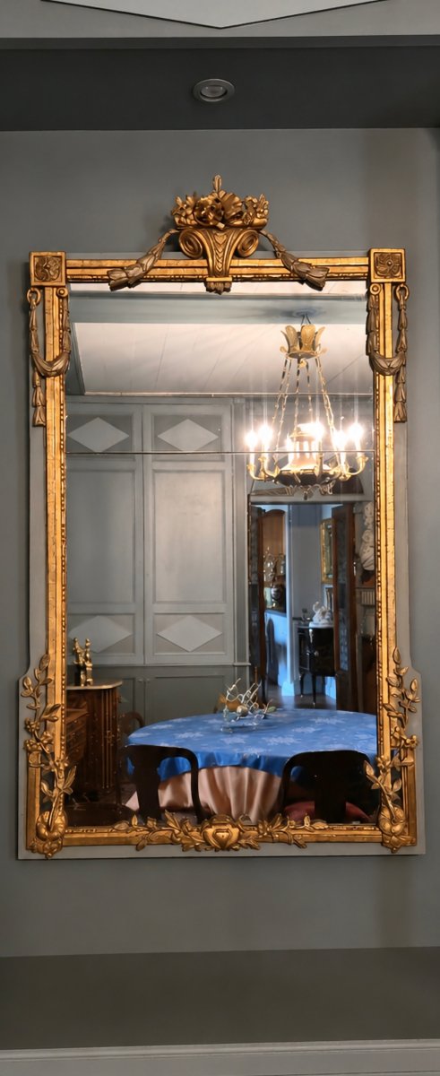 Miroir à parcloses d'époque Louis XVI en bois sculpté, doré, argenté et peint.  