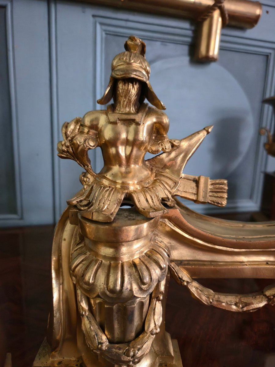 Paire de têtes de chenets aux trophées d'armes en bronze doré, transition Louis XV-Louis XVI-photo-2